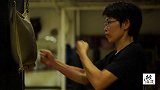 女子练习打挂墙沙袋，看出拳速度真是快，功夫真是好，梁家铭弟子