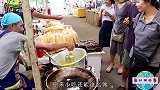 国外街头暴小吃，在锅上洒几下变成一个网，你一定没见过
