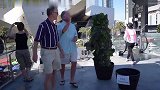 男子伪装成草人恶搞路人，路人防不胜防