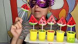 小姐姐吃“西瓜片棒棒糖”趣味糖果好逼真，香甜味美嘎吱脆