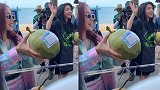 谢可寅赵小棠给粉丝们送椰子，妹妹们太暖了