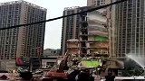 挖掘机干爆破, 再慢一秒钟就被砸扁, 一般人干不了这工作