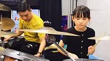 妞妞与师父架子鼓合奏一首经典歌曲，动作娴熟表情萌翻