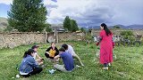 在稻城马场，师傅手把手教了基本要领后，才敢这样骑马