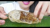 小姐姐吃超级大的一块蜂巢蜜，看她吃就感觉齁甜呀