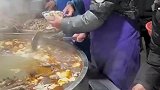 店主两次将汤倒入锅里，网友见状疑惑不解