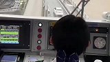 大家坐稳了，漂亮的轻轨女司机带你火车穿楼！