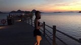 金晨在科莫多旅游和拍摄,看见粉色沙滩超级开心