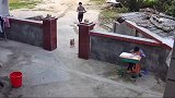 现在的孩子作业负担太重了，监控拍下他从白天写到深夜！