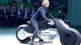 宝马自制霸气摩托车，平衡力堪比不倒翁，惊艳所有观众！