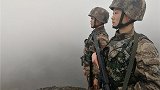 为啥士兵站岗时，一般都是枪弹分离，又或者两个人背一把枪