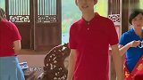 谢娜太逗了，化身服务员全程摆臭脸，何炅气得直接想投诉！