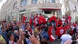 突尼斯球迷high翻天 实拍现场齐声高歌挥舞国旗
