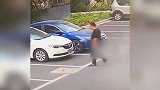丈夫偷偷给妻子后车胎放气，监控拍下全过程，妻子：他太可怕了