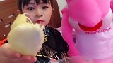 袖珍小媳妇喜欢吃榴莲，老公却不满意，接下来的举动太可爱了！