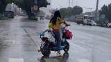 妈妈雨中带两个孩子疾驰，心疼了！请一定注意安全！