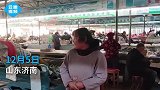 山东一买家付钱忘拿菜，卖菜大娘守着空摊位等失主，网友大诚信