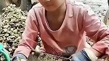小女孩熟练的动作让人心疼，努力的你们是最棒的