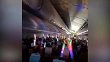 乘客在飞机上跨年 挥舞荧光棒倒计时迎接2020年