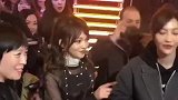 冻龄女神张韶涵穿黑色更加显得身材娇小，笑容甜美如同少女