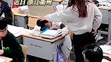 男生晚自习睡着被全班鼓掌唤醒监控拍到醒来后的反应太可爱了！