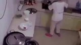女子正在做饭，厨房突然爆炸！