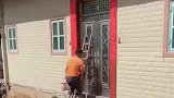 以为邻居不建房，谁知地基挖到大门旁