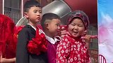 幼儿园小朋友表演节目，这小媒婆也太像模像样了
