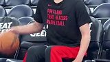 实拍杨瀚森坐在板凳席上 还一直在运球练习