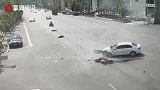 疾驰摩托车猛撞转弯小车 2人空中翻转4圈后重摔在地