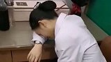 上夜班的护士一听到铃声，再困也醒来