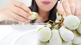 美女试吃冷冻晴王麝香葡萄