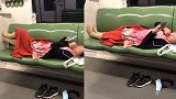 上海地铁内不雅一幕：女乘客脱鞋、摘口罩，横躺四个座位抠牙