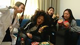 小伙医院输液，一个药瓶输了三年都没输完，还在病房里开起了超市