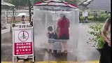 奶奶发明的搞笑大雨伞，又防水又防晒！