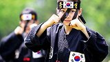 韩女兵跆拳道表演：头顶脚踢碎大石不在话下 队友震出八丈惨叫啊~