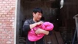 短剧：女婴被乞丐照顾，25年后送乞丐养父破衣，养父却感动不已