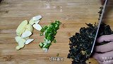鸭翅加紫苏，试试这客家懒人做法，香浓入味又易脱骨，越吃越解馋