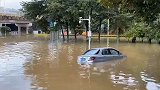 直击深圳暴雨现场：积水泛滥成河 汽车变船水中泡