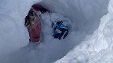 美国：男子滑雪时遭遇雪崩，相机拍下其被埋时刻