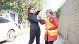 女白领当街扇环卫工巴掌，被环卫工一巴掌还回去，谁家还没几辆车