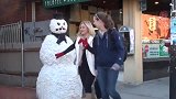 雪人恶作剧，躲在雪人模型内恶搞路人，路人的狗都被吓到了