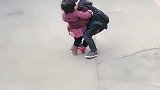 一看见哥哥回来了，妹妹秒变“小迷妹”，眼前一幕太温馨了！