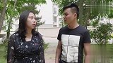 小伙跟后妈逛街，遇上自己的同学瞧不起自己，后妈的行为太逗了，