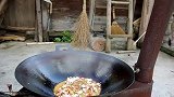 苗大姐鱿鱼炒酸豇豆，拌米饭太好吃了，饭能吃出面的感觉