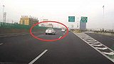 跑高速错过出口不要直接倒车掉头，交警教你一招，既安全还合法！