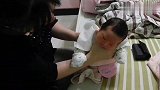 月嫂阿姨给新生儿拍嗝，宝宝很舒服的样子，宝妈们拍对了吗？
