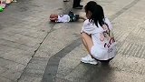 太佩服这位妈妈的耐心，宝宝在地上躺了半个小时了！