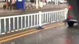 出行突遇极端天气，先下冰雹再下大雨