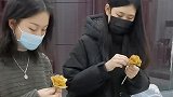 四川成都：分享秋天最后的浪漫 高校女生自制10朵银杏花